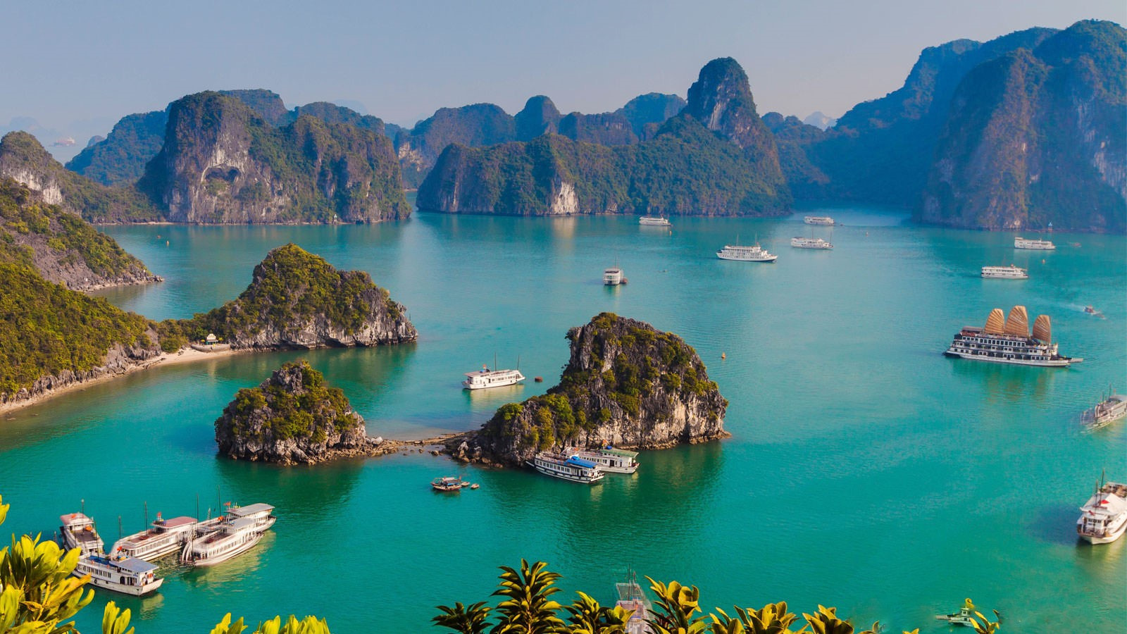 VIETNAM TOURIST - DISCOVER THE BEAUTY OF VIETNAM 