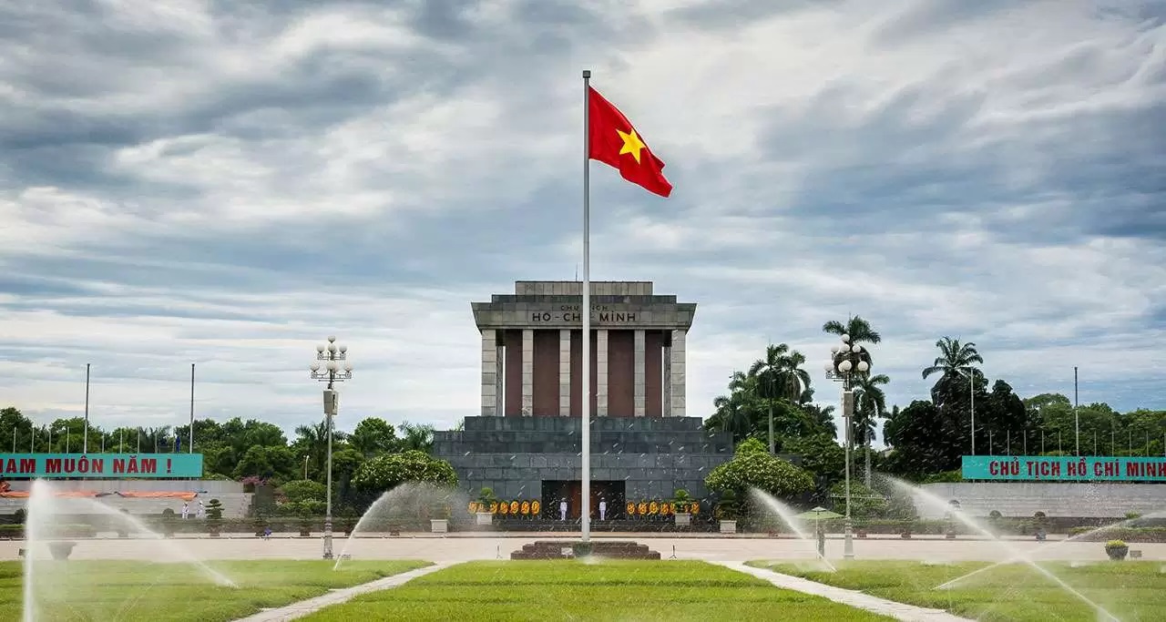 FULL DAY HANOI CITY TOUR: Tran Quoc Pagoda, Ho Chi Minh Mausoleum complex; Temple of Literature 