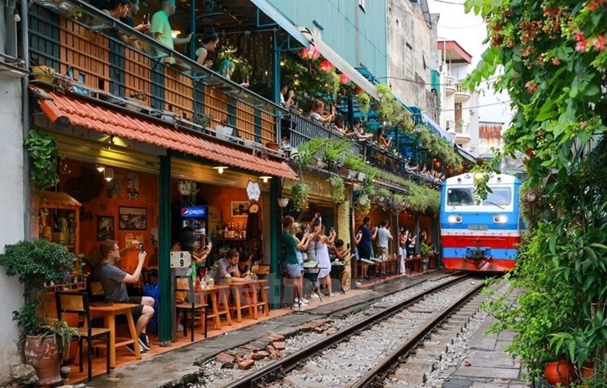 FULL DAY HANOI CITY TOUR: Tran Quoc Pagoda, Ho Chi Minh Mausoleum complex; Temple of Literature 
